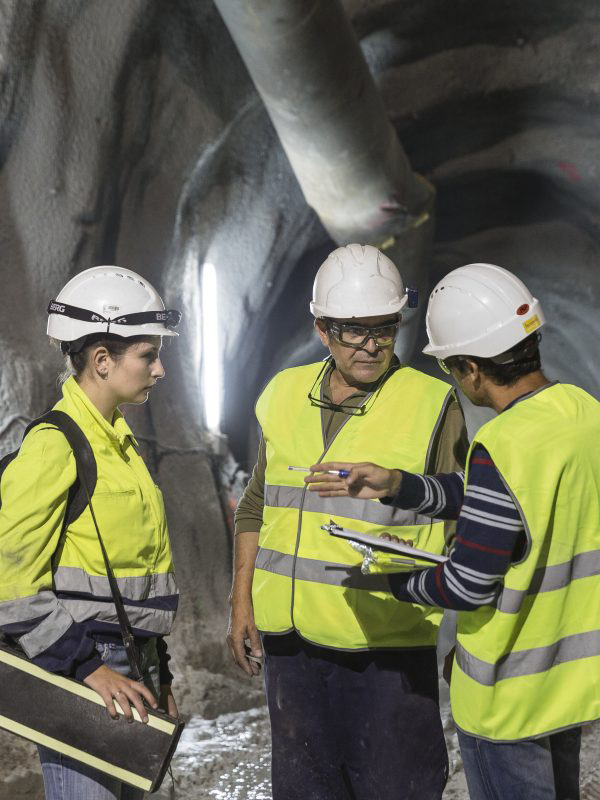 trabajadores en obra de OFW Drilling agroman